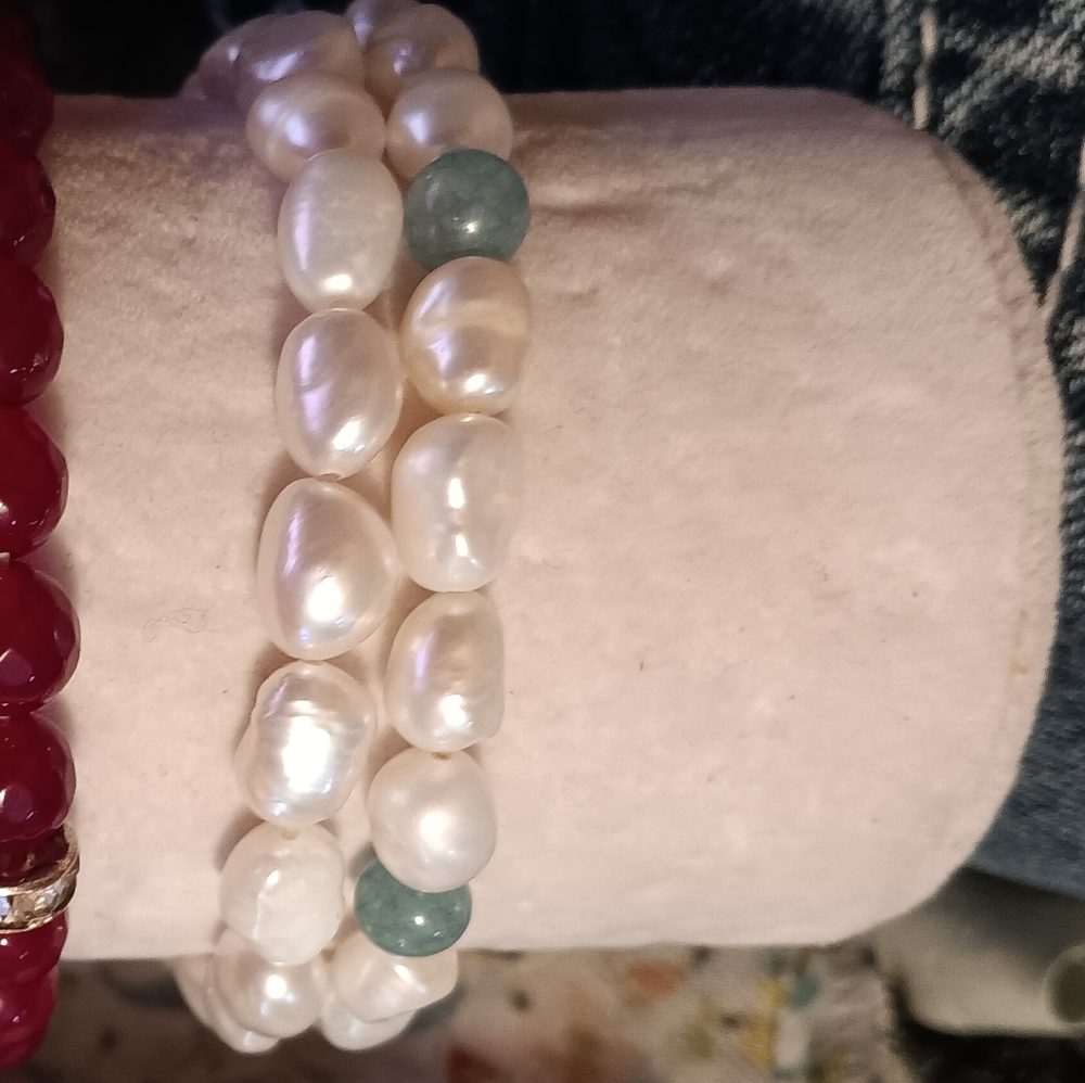Set of 2 Natural pearls and Adventurine stone stretch bracelet